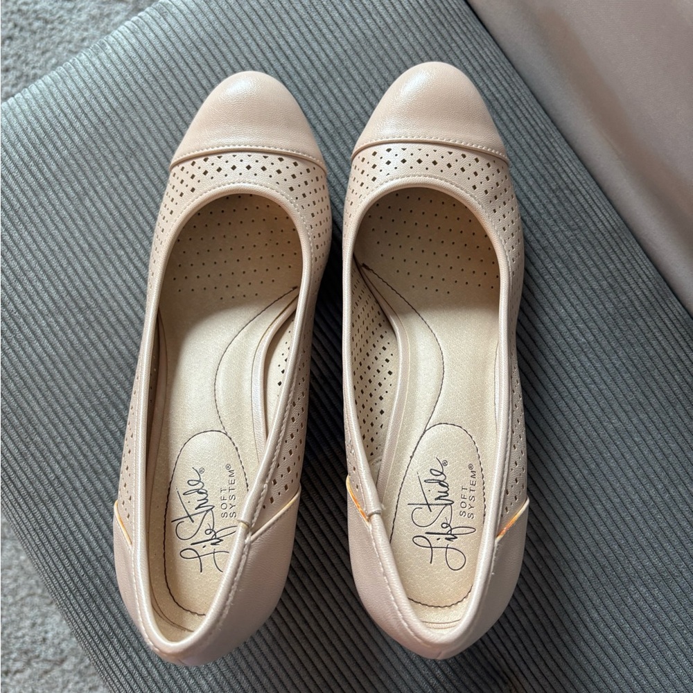 Ladies pumps size 8W, worn 1 time